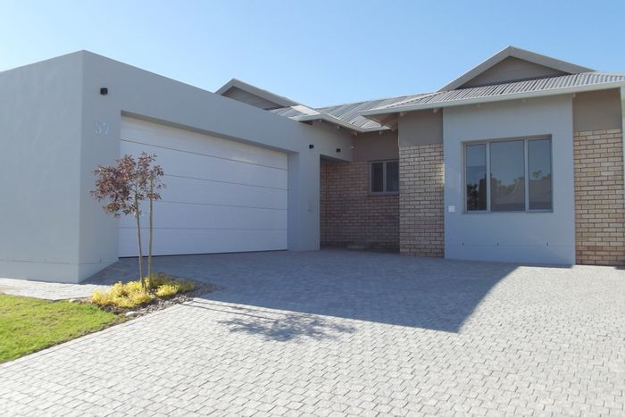 For Sale: House in Mooikloof Country Estate with 3 beds, double garage, pet-friendly.