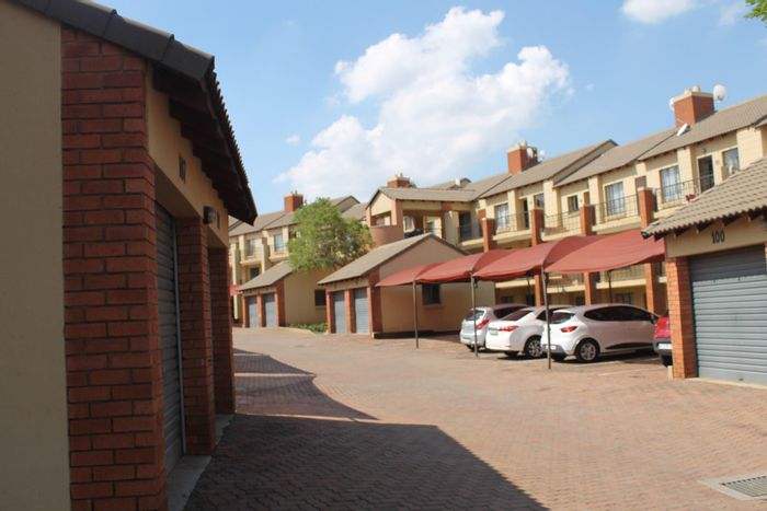 Sagewood Apartment For Sale: 2 Bedrooms, 1 Bathroom, Open-plan Living, Great Location.