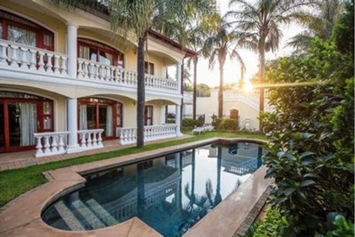 Waterkloof Apartment To Rent: Executive suites with kitchenette, WiFi, pools, and security.