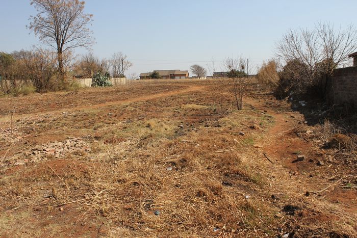 Vacant Land Residential 2032m² in Henley On Klip, For Sale with services available.
