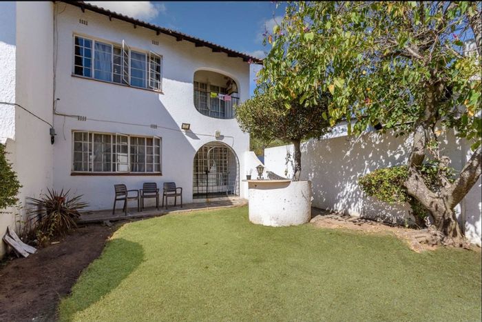 3-bedroom house in Kew for sale, featuring garden, parking, and pet-friendly amenities.