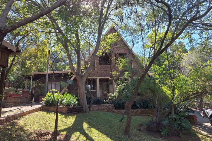 Kranspoort House For Sale: Renovation opportunity near golf course and parkland.