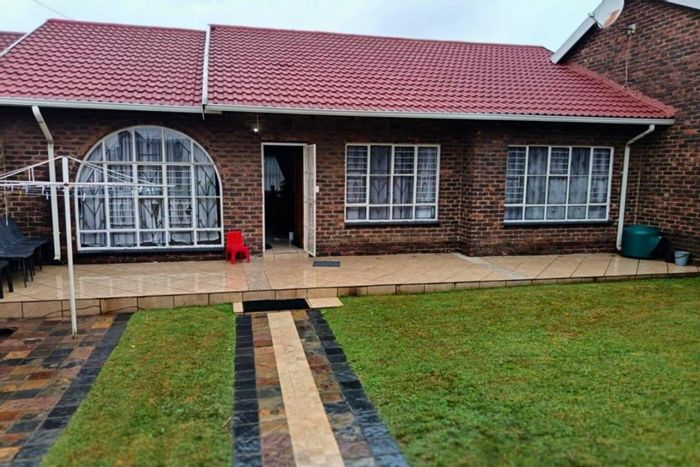 For Sale: Townhouse in Kempton Park Ext 5 with 3 beds, garage, security features.