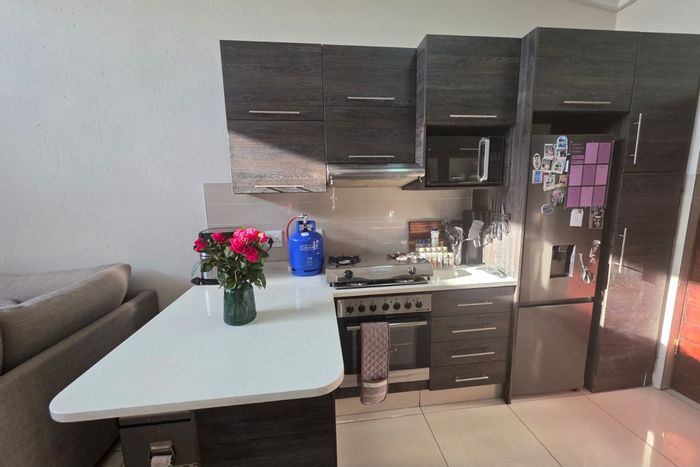 Eveleigh Apartment For Sale: 3 Bedrooms, 24/7 Security, Close to Amenities.