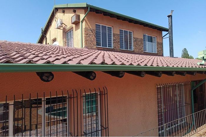 Doornkloof House For Sale: 5 beds, pool, study, covered braai area, ample parking.