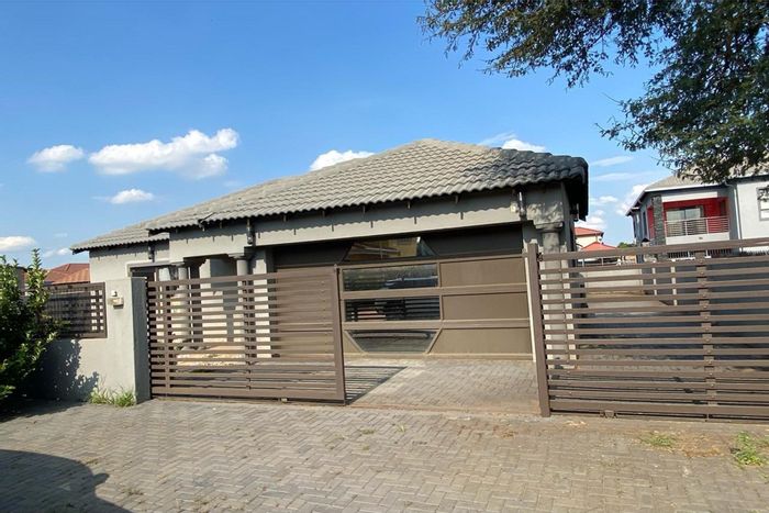 4 Bedroom House For Sale in Rayton Central with garden, study, and security.