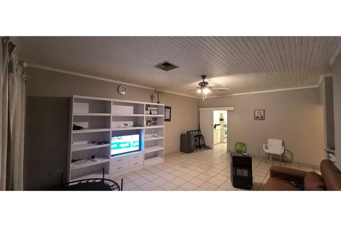 For Sale: Townhouse in Memorial Road Area with 2 beds, secure parking, and en-suite.