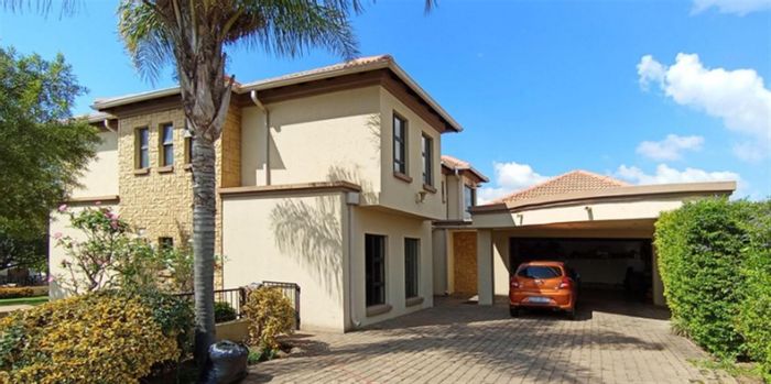 For Sale: House in Blue Valley Golf Estate with 4 beds, solar system, 24-hour security.