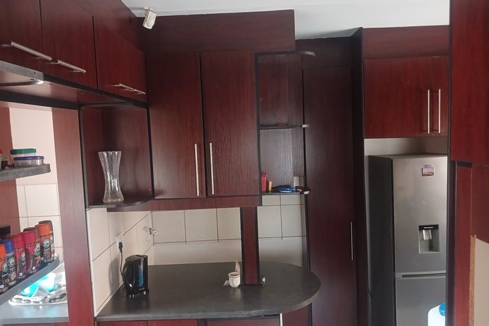 Hillcrest House For Sale: 4 bedrooms, pet-friendly, double garage, braai area.