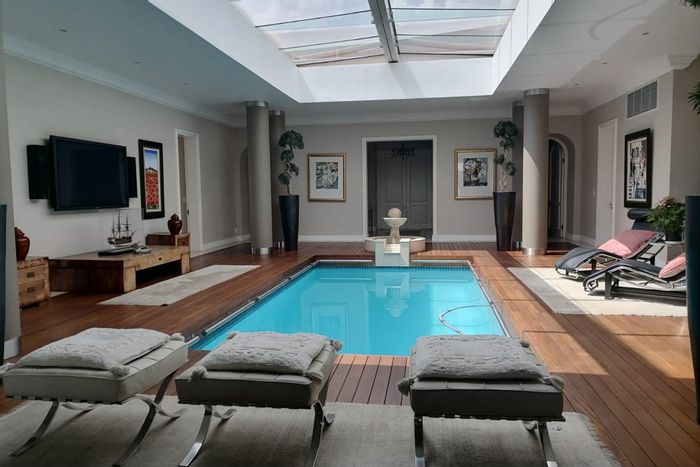 House for Sale in Vaal Marina Central: Heated pool, golf estate access, spacious garden.