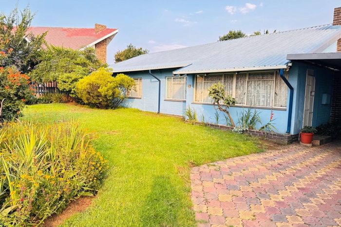 Witbank Ext 8 House For Sale: Versatile 3-bedroom home with garden, garage, and commercial zoning.