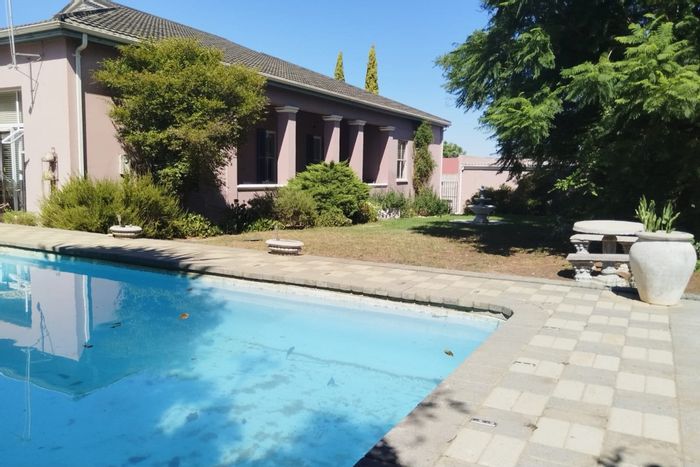 Bergzicht House For Sale: 4 Bedrooms, pool, braai area, and spacious garden.