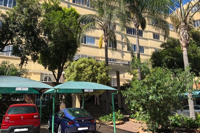 Houghton Estate Apartment To Rent: 2 beds, courtyard garden, pet-friendly, parking included.