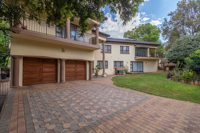 Spacious 10-bedroom house in Bordeaux with outdoor entertaining and ample parking. For Sale.