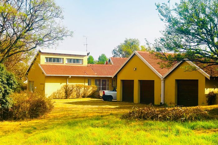 For Sale: President Park Small Holding with 3 dwellings, pool, and borehole.