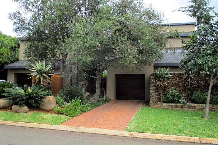 House for Sale in Witfontein AH: Pool, balconies, solar power, and entertainment areas.