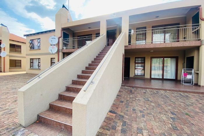 Vaalpark Townhouse For Sale: 3 bedrooms, pool, close to amenities, secure complex.