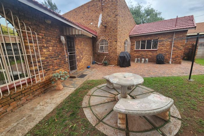 4-Bedroom House For Sale in Petersfield with pool, bar, and 24-hour security.