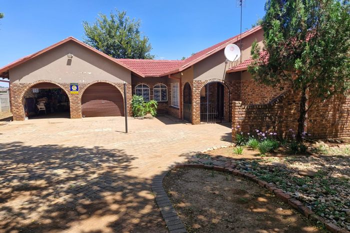 House for Sale in Meiringspark: 3 beds, 2 baths, large garden, 2-car garage.