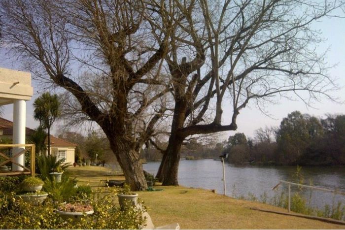 Parys Central Apartment For Sale: 2 beds, frail care, river access, secure living.