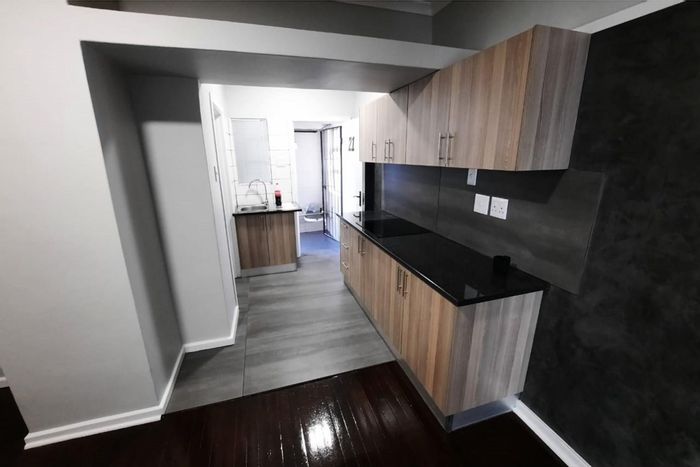 Quigney Apartment For Sale: 1 Bedroom, secure access, close to beach amenities.