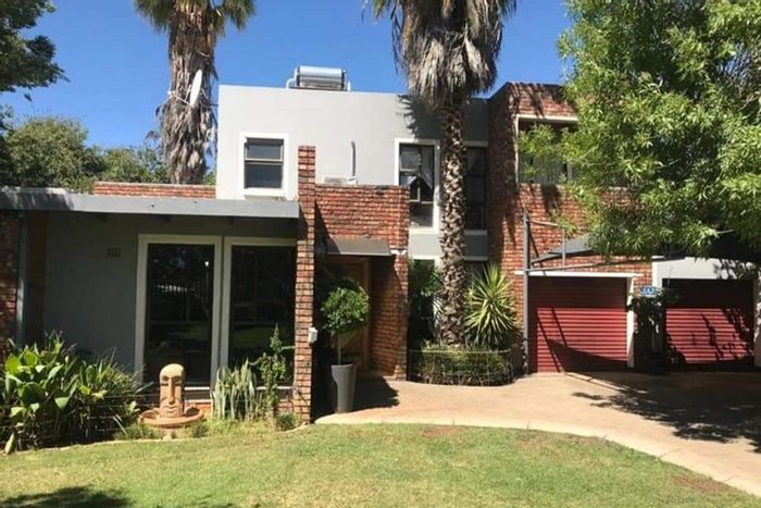 For Sale: Spacious 6-bedroom house in Carters Glen with pool and garden.