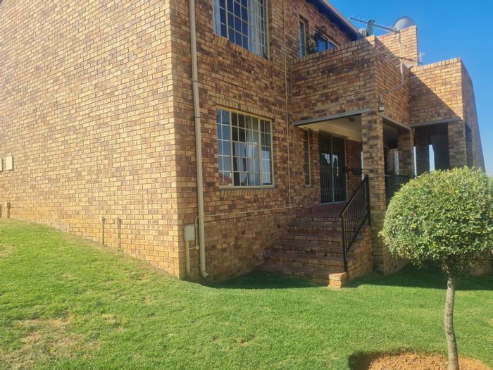 Elandspark Townhouse For Sale: 2 Bedrooms, 24-hour security, near amenities.