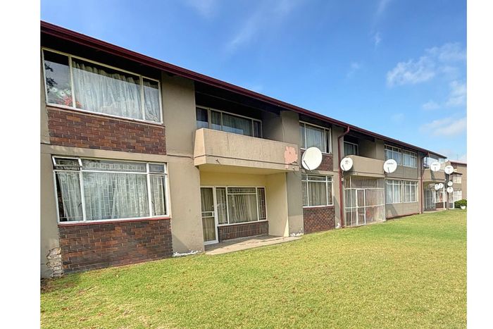 Townhouse to Rent in Sasolburg Ext 1 with garden, garage, and secure living.