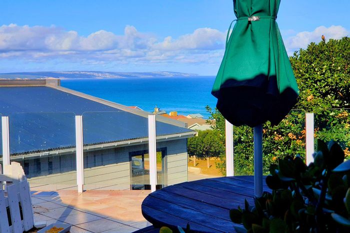 Flexible coastal house in Boggomsbaai for sale, features dual living and solar power.