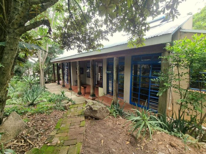 For Sale: House in Steiltes with gated access, outdoor kitchen, and spacious garden.