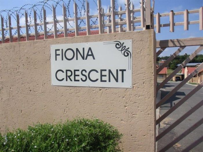 For Sale: House in Birchleigh North with 3 bedrooms, bar area, and electric fence.