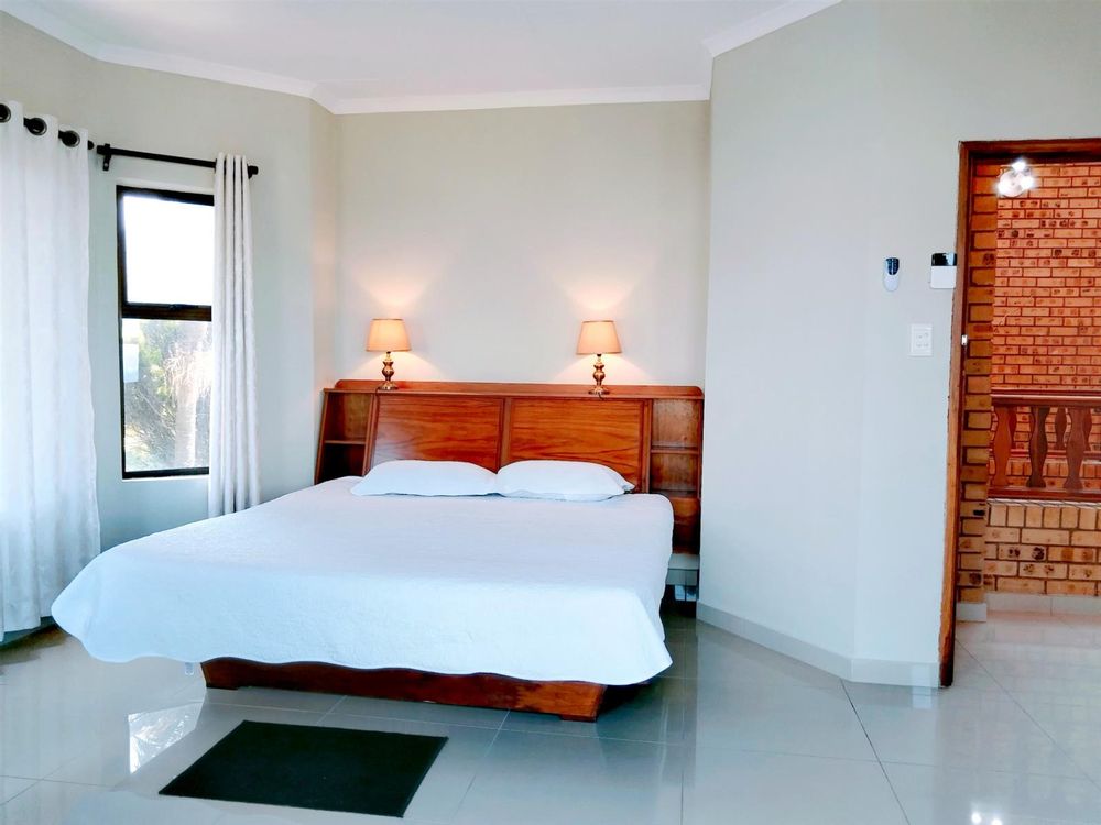 Bedroom 3 upper level front with shared balcony