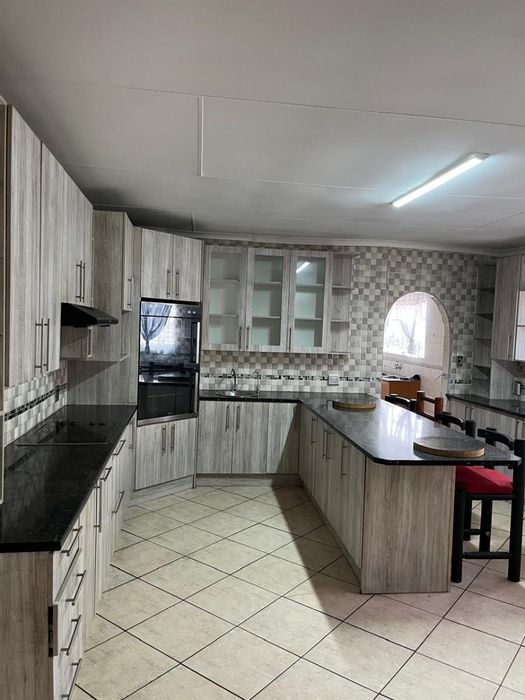 Del Judor House For Sale: Spacious home, granny flat, pool, and investment potential.