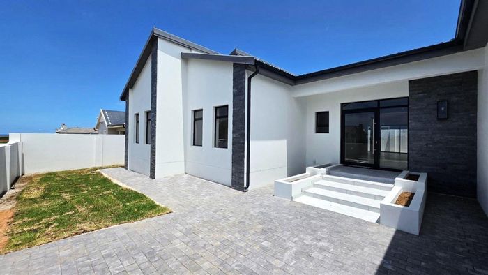 For Sale: House in Fountains Estate with 4 beds, indoor braai, and double garage.