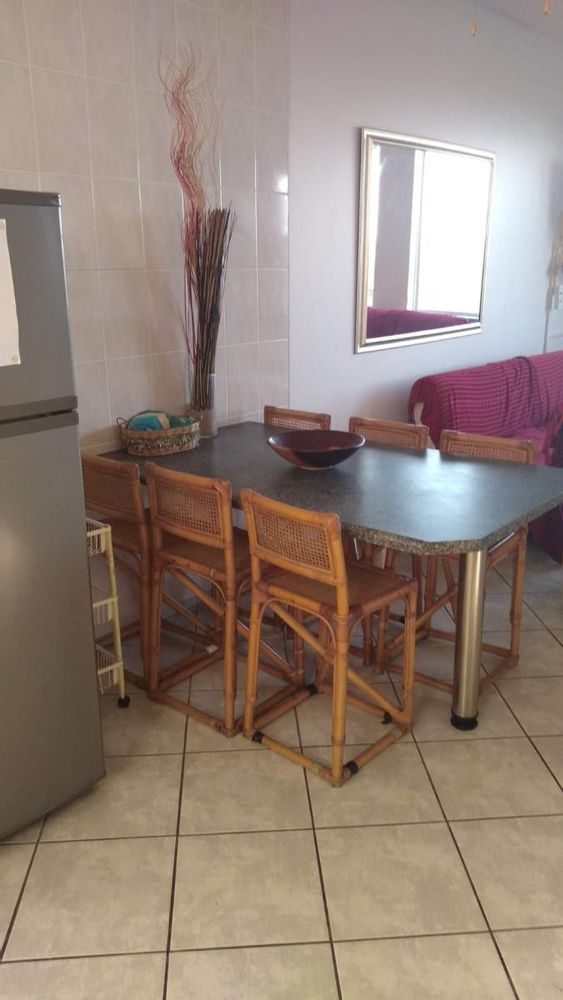 Open plan dining room between kitchen and lounge