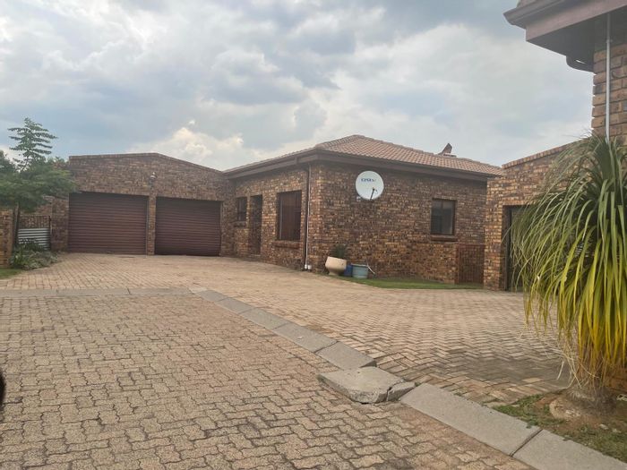 Penthouse for Sale in Kriel Central: 3 beds, garden, secure parking, solar system.