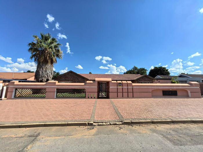 Riviera House For Sale: 4 beds, pool, study, outdoor entertainment, double garage.