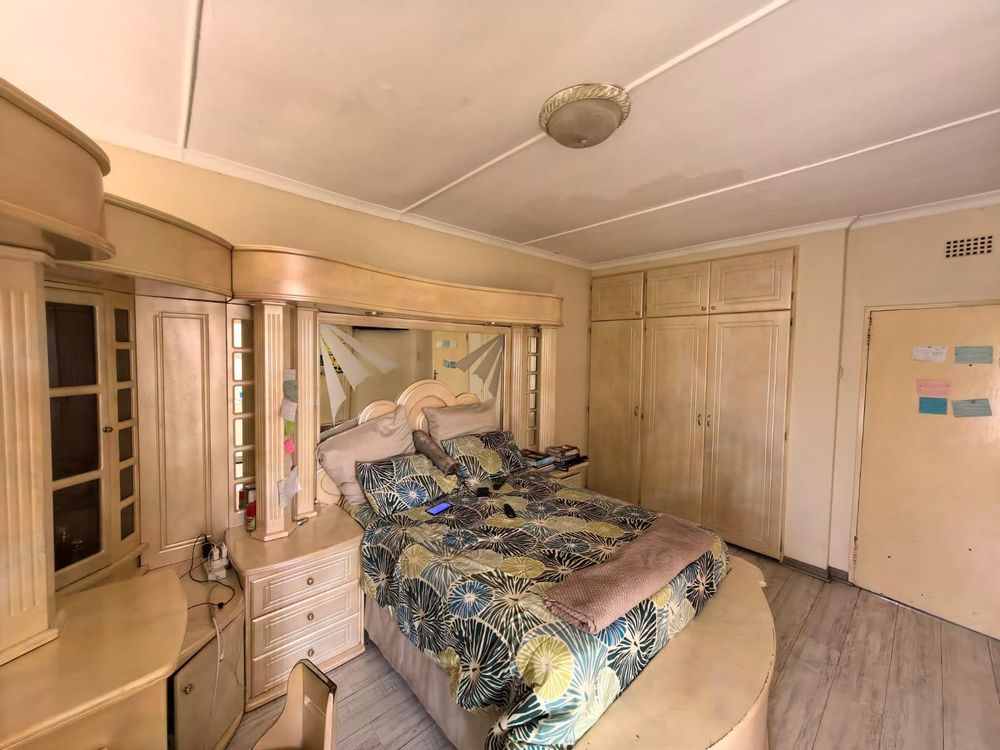 MAIN BEDROOM