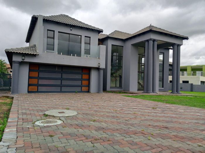 Savannah Country Estate: Spacious 6-bedroom house with pool, guest quarters, and security. For Sale.