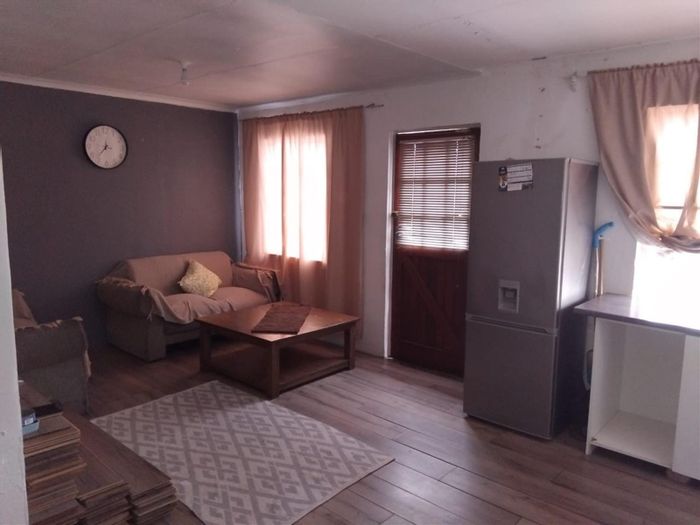 House for Sale in New Woodlands: 3 Bedrooms, 1 Bath, 1-Bedroom Flatlet, Parking.