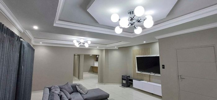 For Sale: House in Jim Fouchepark with pool, bar, and spacious studio.