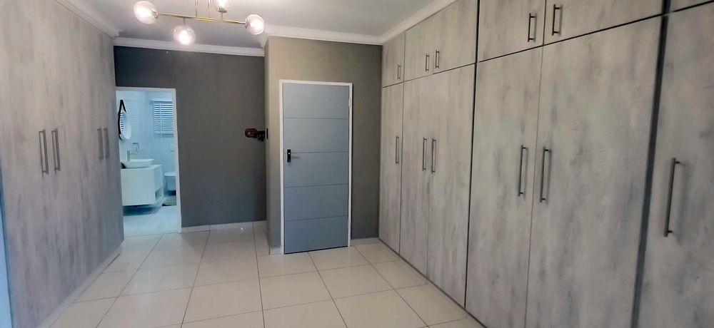 Full luxury en-suite loads of cabinetry