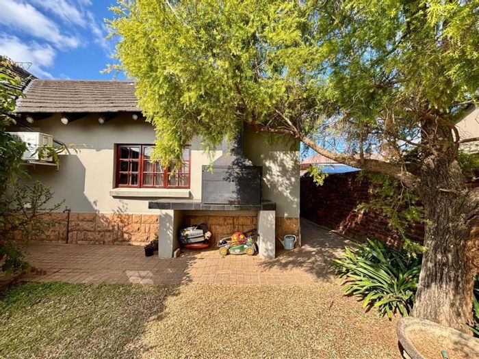 For Sale: House in Melodie with electric gate, spacious garden, and open-plan living.