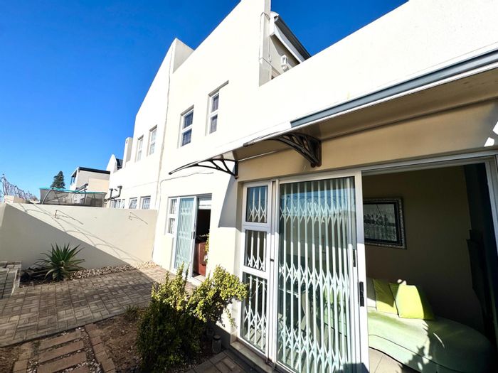 House for Sale in Country Club: 3 Bedrooms, garden, garage, near amenities.