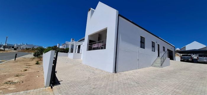 For Sale: House in Da Gama Bay with sea views, solar system, and spacious layout.