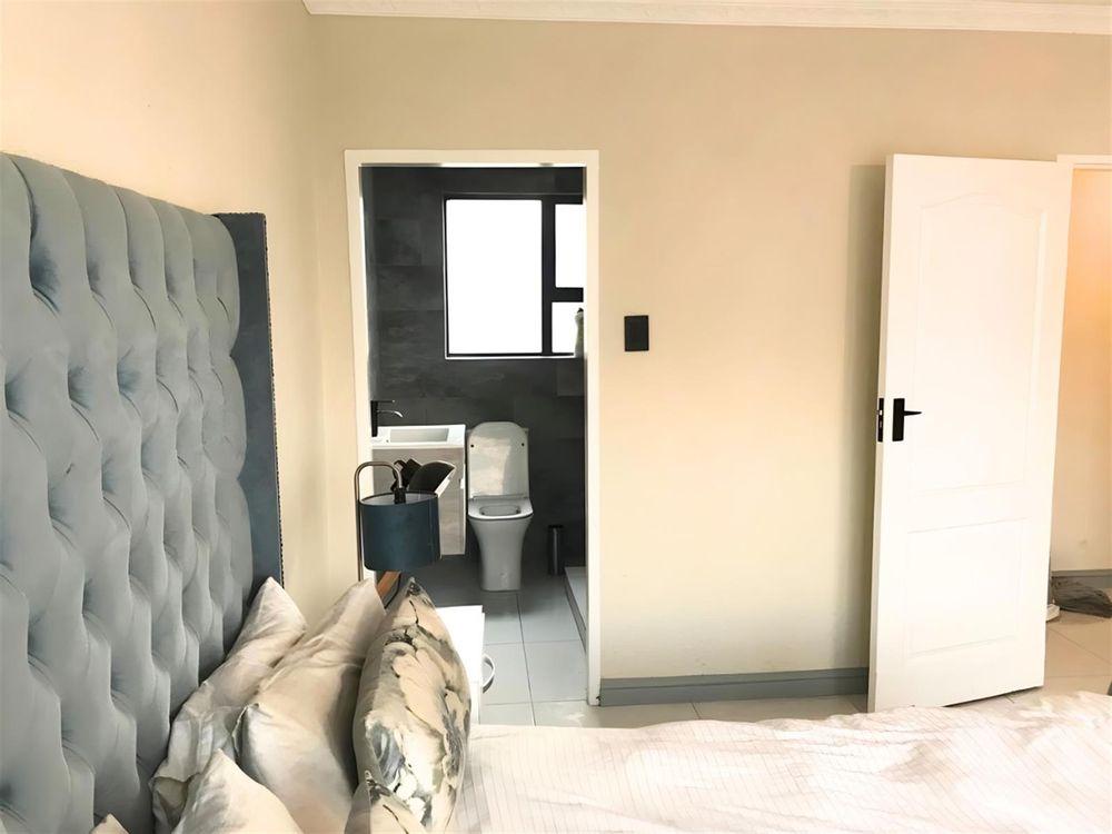 Ensuite shower & Toilet