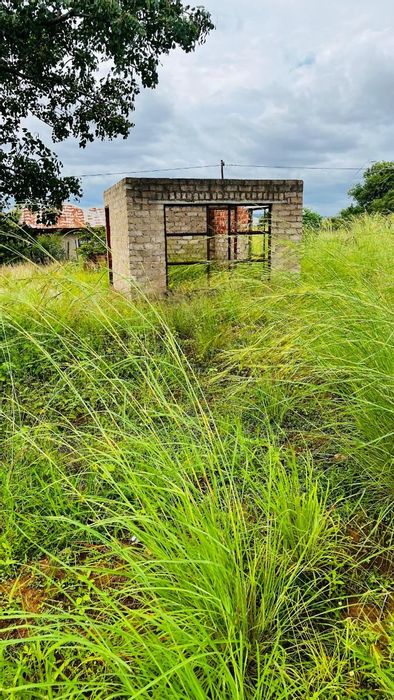 Vacant residential land for sale in Thohoyandou Rural, 2000 sqm, utilities available.