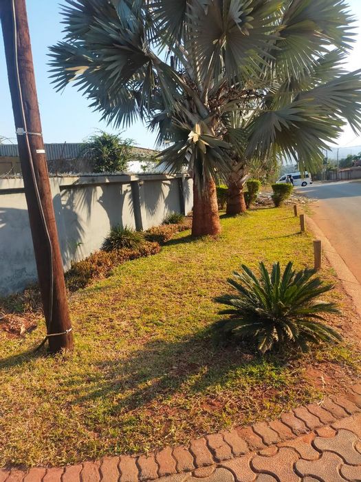 For Sale: Lodge in Thohoyandou with 10 bedrooms, 10 bathrooms, and expansive land.