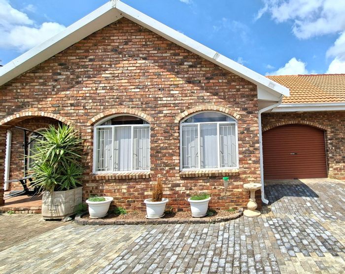 Townhouse For Sale in Parys Central: 2 Bedrooms, Garage, Secure Complex, Furniture Included.