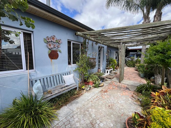 Oakdale House For Sale: 6 bedrooms, 3 bathrooms, 2 flatlets, parking included.